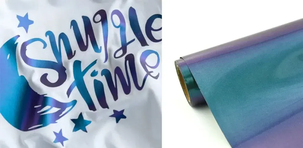Motif « Snuggle time » en flex caméléon aux reflets bleu-violet sur textile blanc, à côté d'un rouleau
