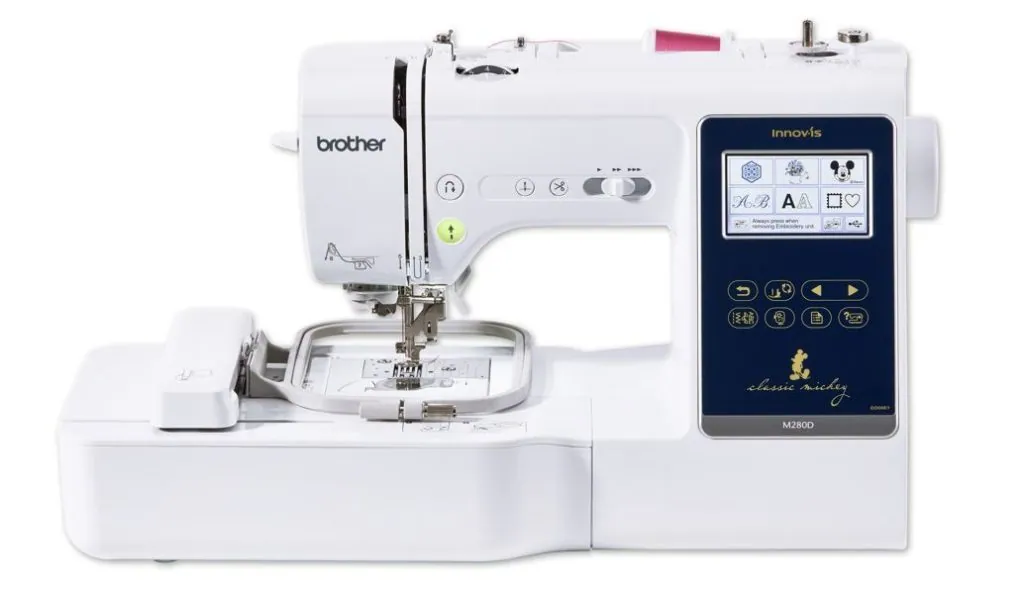 Machine à broder Brother blanche avec écran tactile et cadre de broderie