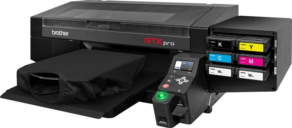 Imprimante textile DTG Brother GTX pro avec un t-shirt noir sur son plateau