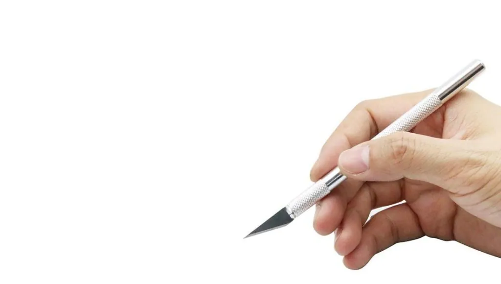 utilisez le scalpel pour couper du flex sans machine