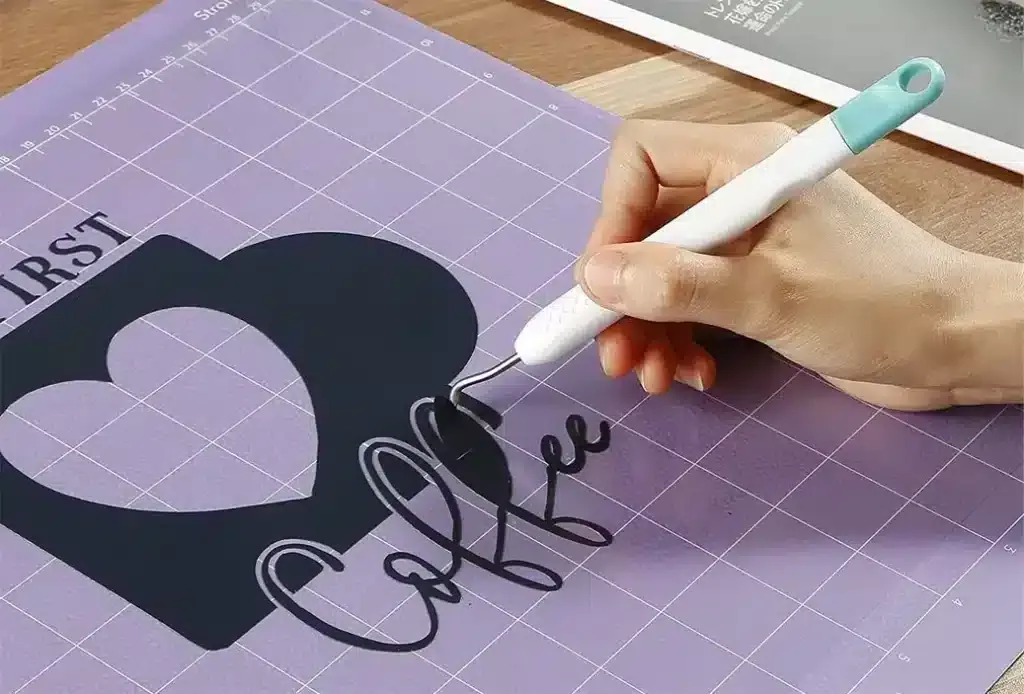 Échenillage au crochet d'un motif cœur « First coffee » en flex noir sur tapis de découpe violet