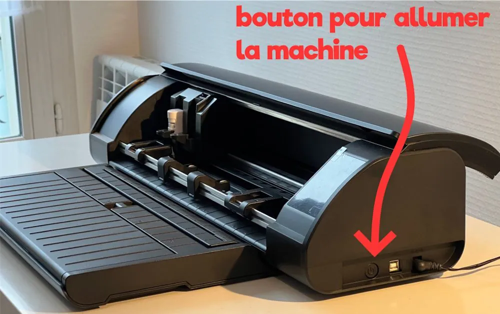 Flèche rouge indiquant le bouton pour allumer la Silhouette Caméo 5