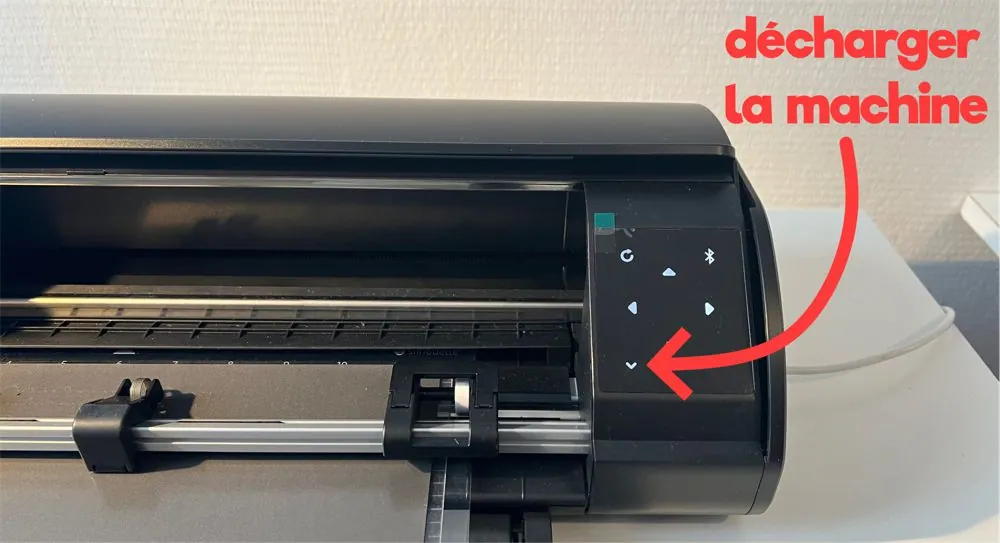 Silhouette Caméo 5 : flèche rouge indiquant le bouton pour décharger le tapis