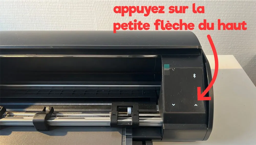 Silhouette Caméo 5 : appuyer sur la petite flèche du haut du panneau de commande pour charger le tapis