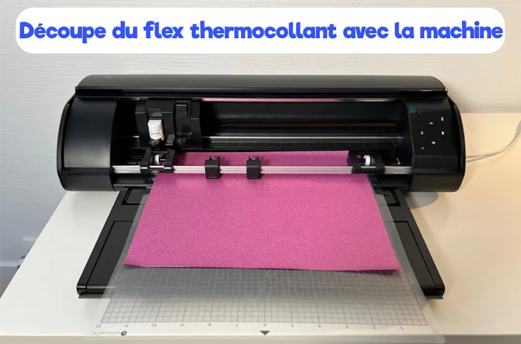 Silhouette Caméo 5 découpant une feuille de flex thermocollant pailleté rose posée sur son tapis