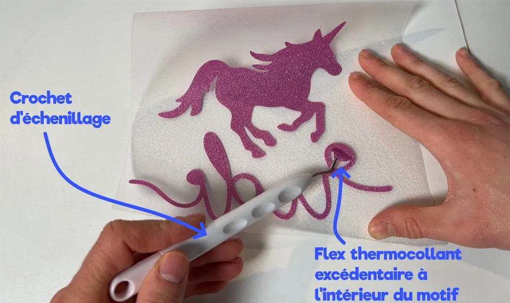 Échenillage au crochet du flex pailleté rose en excès à l'intérieur d'un motif licorne
