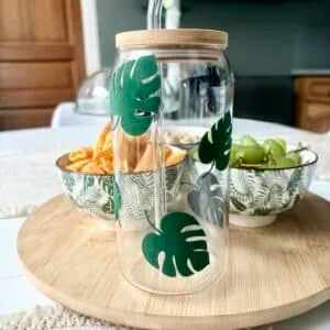 Verre canette à couvercle en bambou décoré de feuilles de monstera en vinyle adhésif vert
