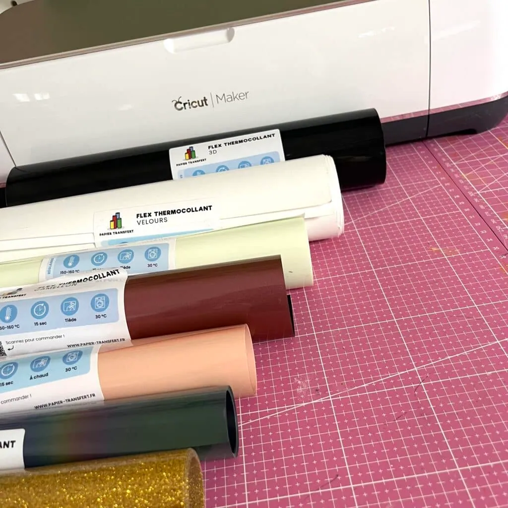 Rouleaux de flex thermocollant Papier Transfert (3D, Velours, pailleté doré…) devant une Cricut Maker