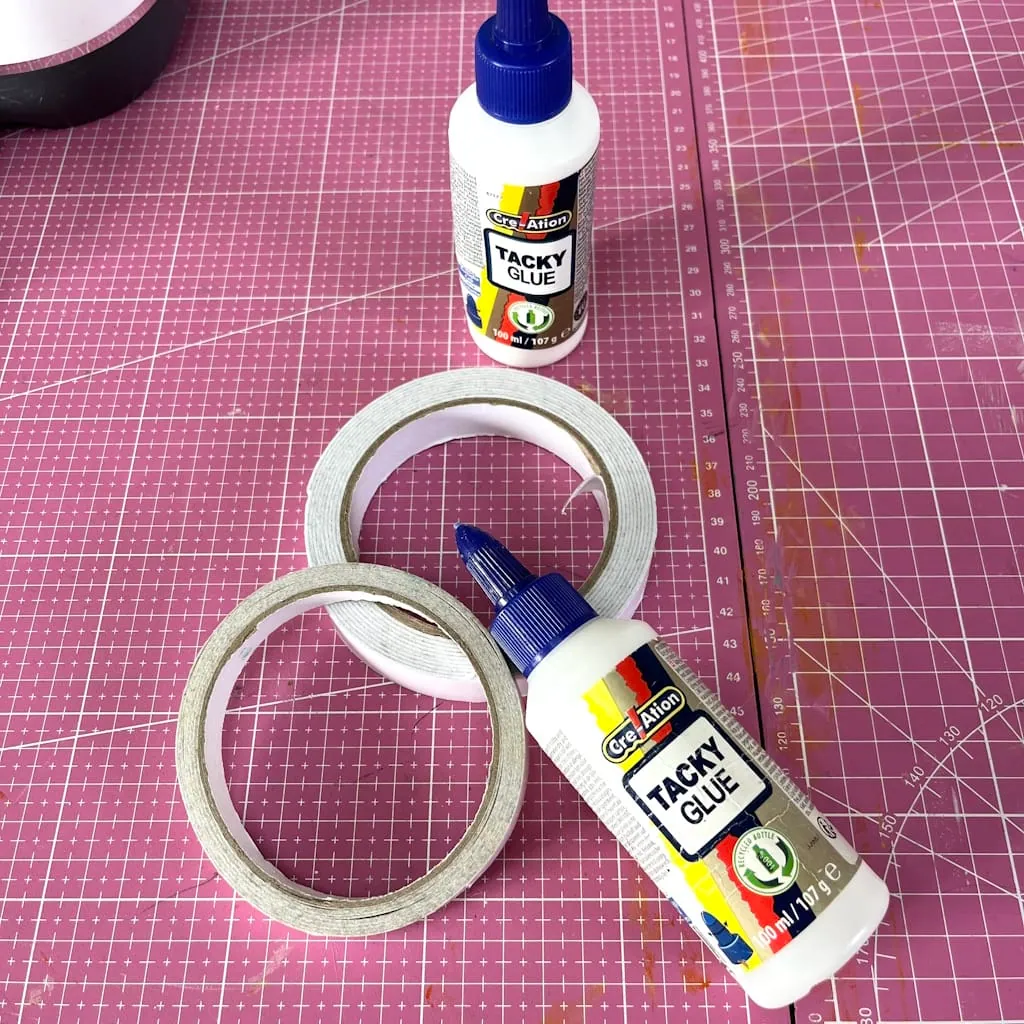 Colle Tacky Glue et rouleaux de ruban adhésif double face pour assembler le faire-part