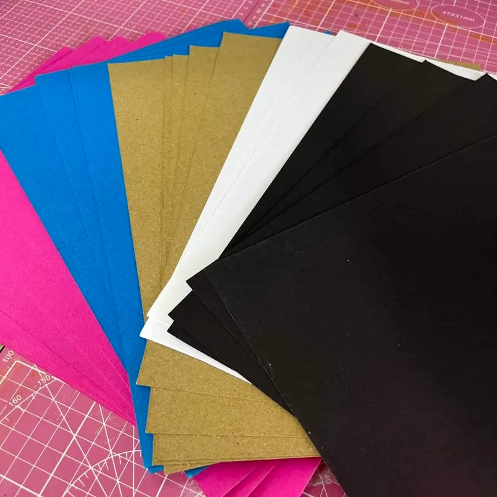 Feuilles de papier cartonné rose, bleu, kraft, blanc et noir pour faire-part de mariage