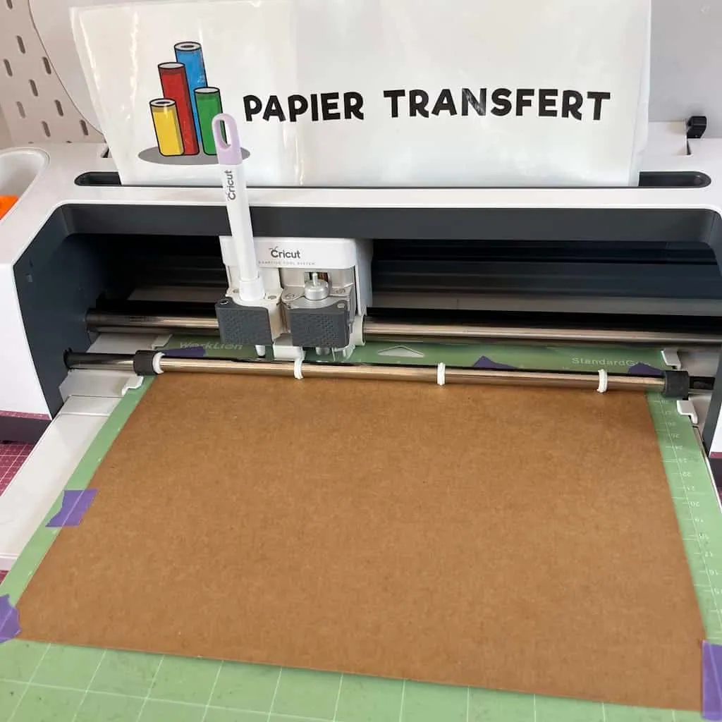 Cricut Maker découpant une feuille de papier kraft sur un tapis vert StandardGrip