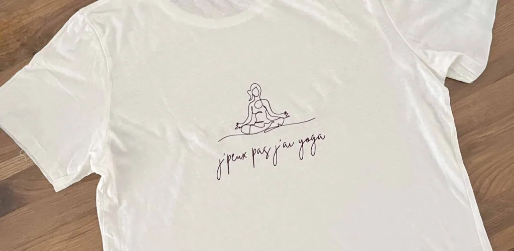 T-shirt blanc floqué d'une silhouette en méditation et de « j'peux pas j'ai yoga » en flex noir