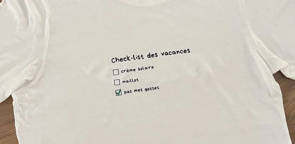T-shirt blanc floqué « Check-list des vacances : crème solaire, maillot, pas mes gosses » avec case cochée