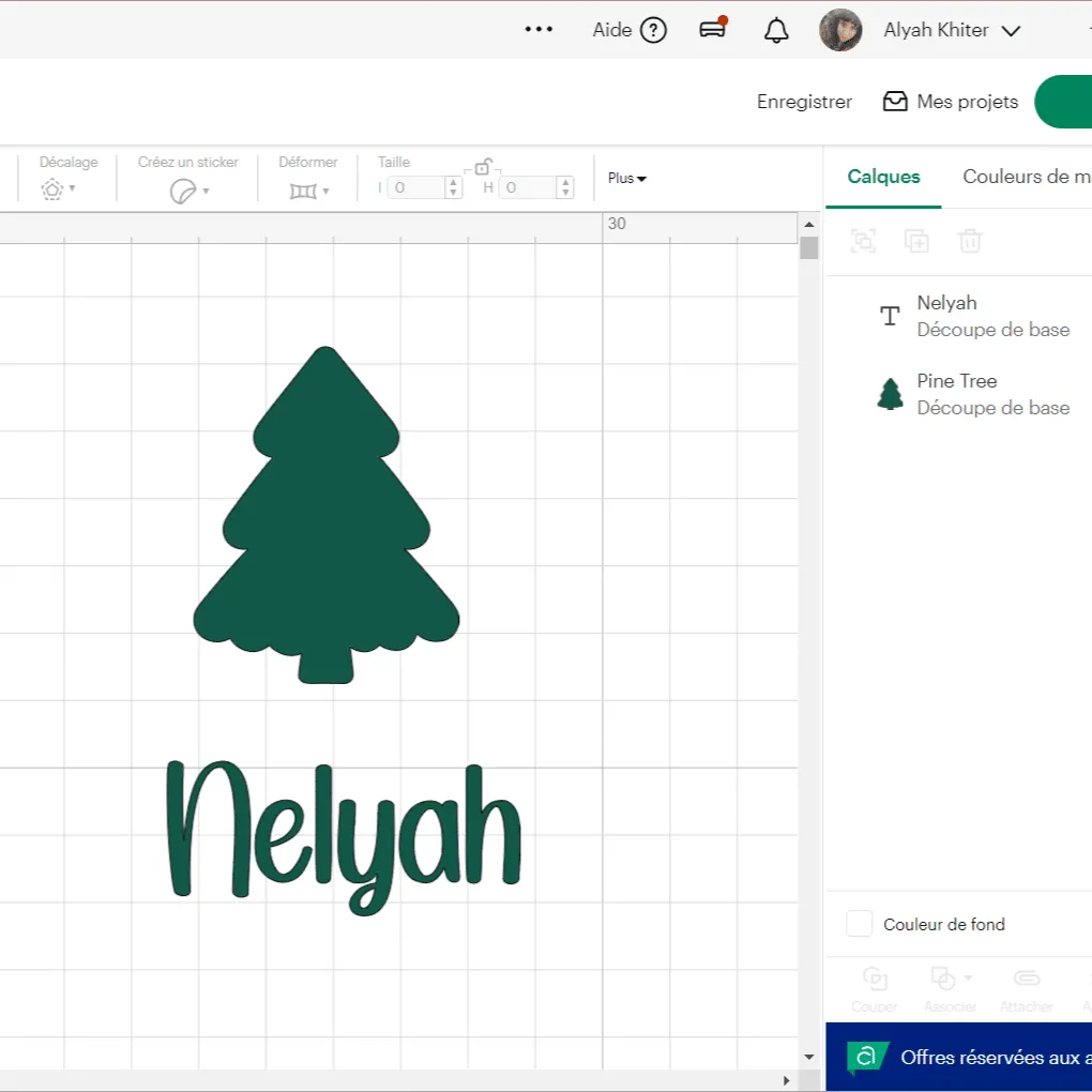 Sapin vert et prénom « Nelyah » préparés dans Cricut Design Space pour la boule de Noël