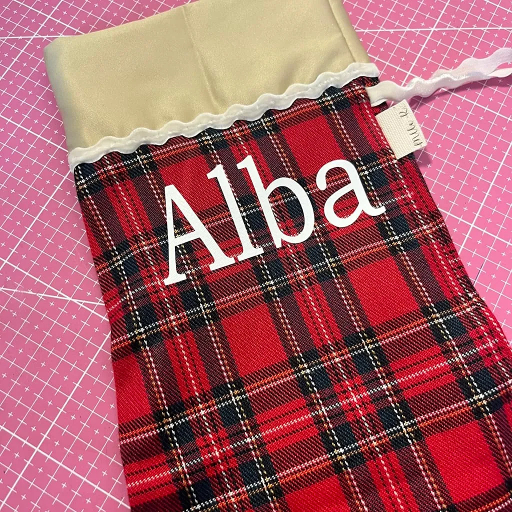 Chaussette de Noël en tartan rouge personnalisée du prénom Alba en flex thermocollant blanc