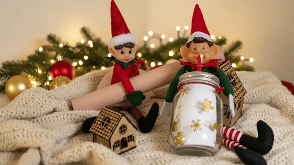 Deux lutins farceurs avec un bocal décoré de stickers pain d'épice et flocons dorés, devant un sapin lumineux
