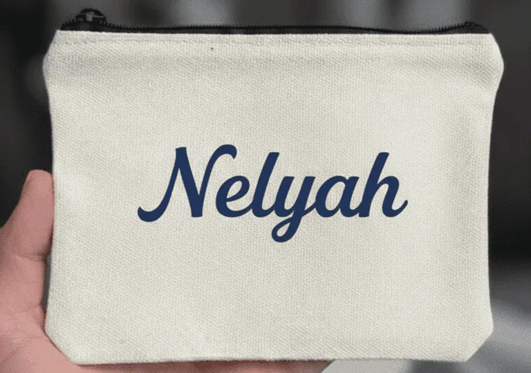 Trousse en toile écrue personnalisée du prénom Nelyah en flex thermocollant bleu marine